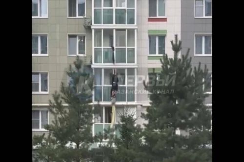 Медики оказали помощь упавшему с четвёртого этажа