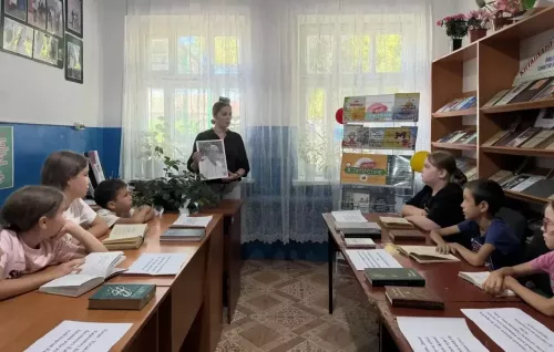 Яңа Арыш авыл китапханәсендә Равил Фәйзуллинның туган көненә багышланган шигърият кичәсе