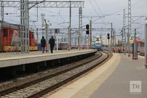 Четыре вагона грузового поезда сошли с рельсов в Казани