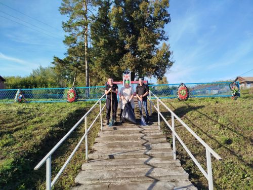 Жители Корноухова привели в порядок памятник землякам