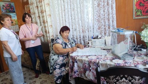 В селе Бердибяково провели голосование на дому для пожилых избирательниц