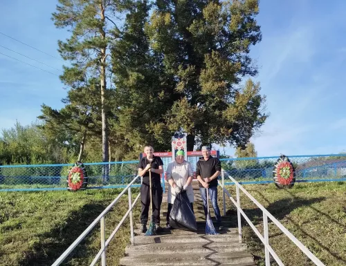 В селе Корноухово прошла уборка у памятного места