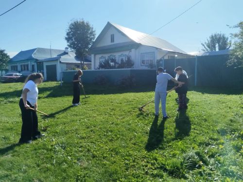 Школьники навели порядок во дворах и огородах односельчан