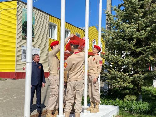 В Рыбной Слободе торжественно подняли Знамя Победы.
