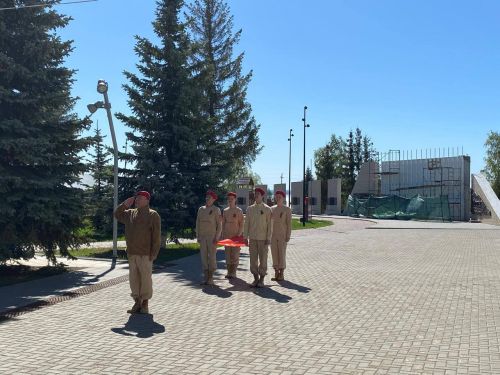 В Рыбной Слободе торжественно подняли Знамя Победы.