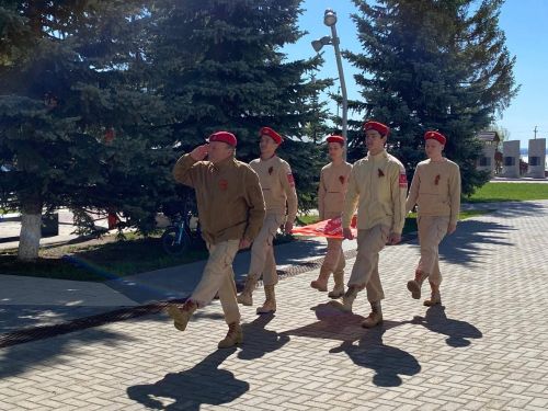 В Рыбной Слободе торжественно подняли Знамя Победы.
