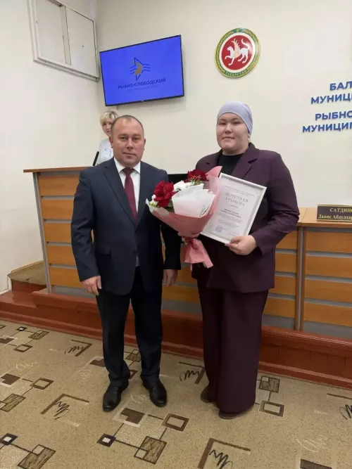В Рыбно-Слободском районе муниципальным служащим вручили награды и классные чины