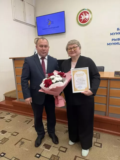 В Рыбно-Слободском районе муниципальным служащим вручили награды и классные чины
