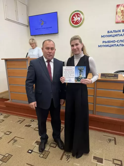 В Рыбно-Слободском районе муниципальным служащим вручили награды и классные чины