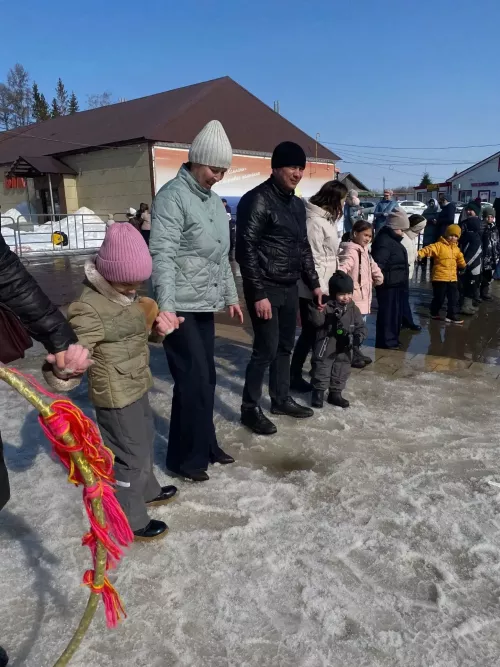 Праздник Навруз на центральной площади района с песнями и играми