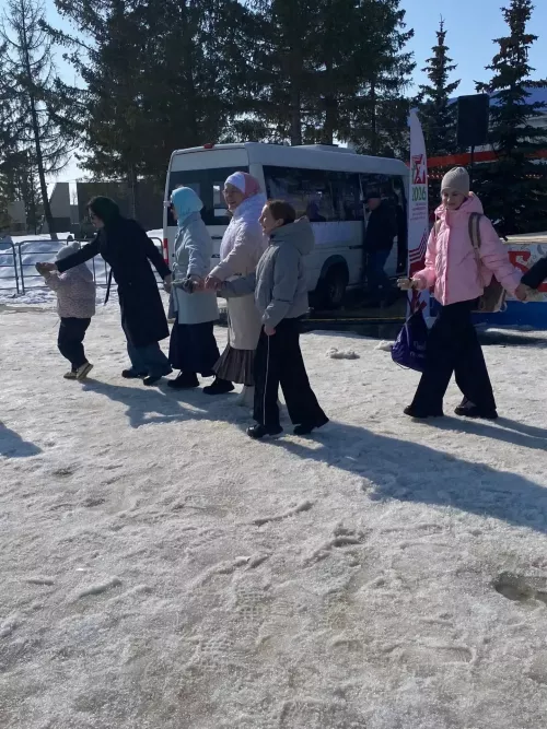 Праздник Навруз на центральной площади района с песнями и играми