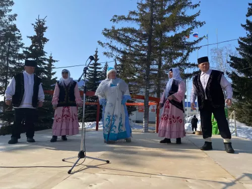 Праздник Навруз на центральной площади района с песнями и играми