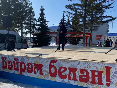 Праздник Навруз на центральной площади района с песнями и играми
