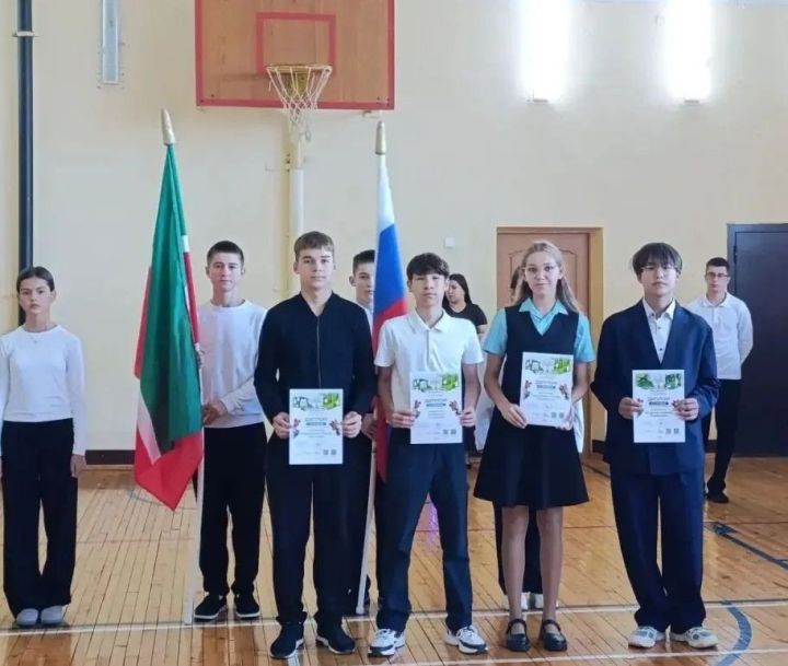 В школах района прошли церемонии поднятия флагов