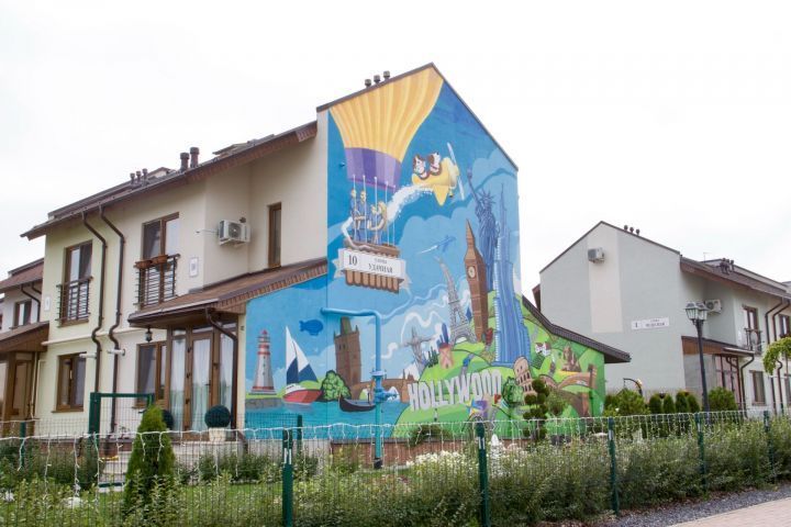 Новая мода: горожане украшают свои дома и автомобили граффити [фото]