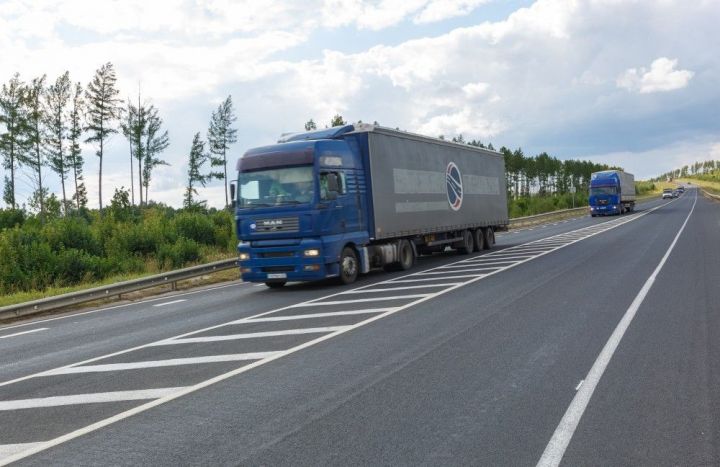 На трассах Татарстана ограничат движение большегрузов в жару