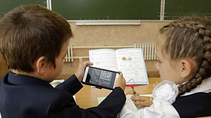 Россия Мәгариф министрлыгында мәктәптә телефон куллануны чикләргә киңәш итәләр