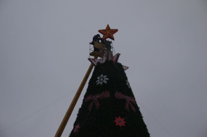 Символ Нового года 2021 года высотой около 5 метров установили в Зеленодольске