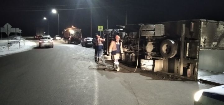 В Рыбно-Слободском районе перевернулся грузовик