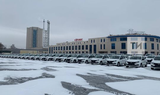 Минниханов вручил сельским больницам новые автомобили