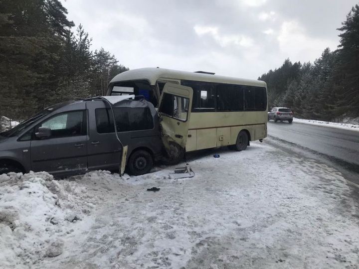 Автобус с пассажирами попал в ДТП