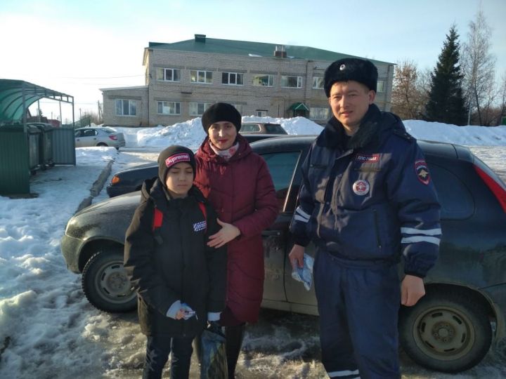 Сотрудники ОГИБДД Рыбно - Слободского района провели мероприятие по популяризации световозвращающих элементов