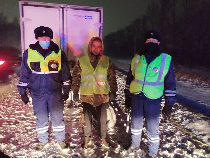 В Татарстане автоинспекторы помогли водителю из Самарской области устранить неисправность автомобиля