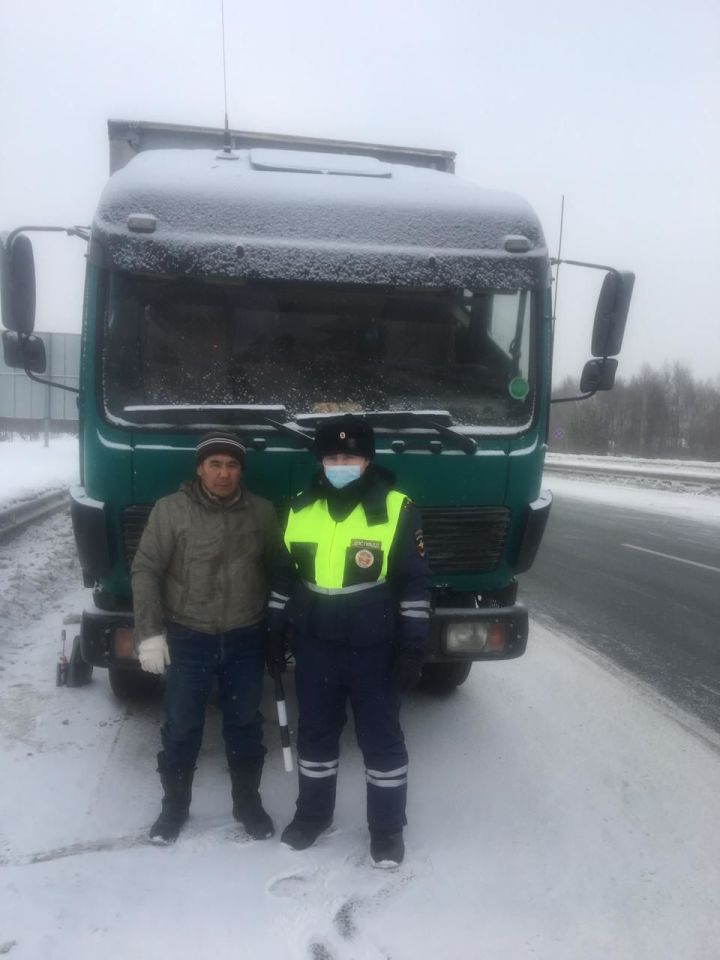 В Татарстане сотрудники ГИБДД помогли замерзавшему на трассе дальнобойщику из Казахстана 