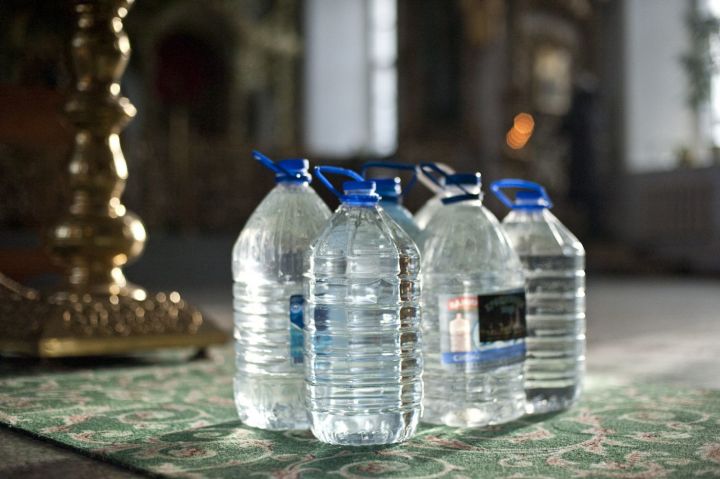 Почему крещенскую воду не стоит долго хранить дома