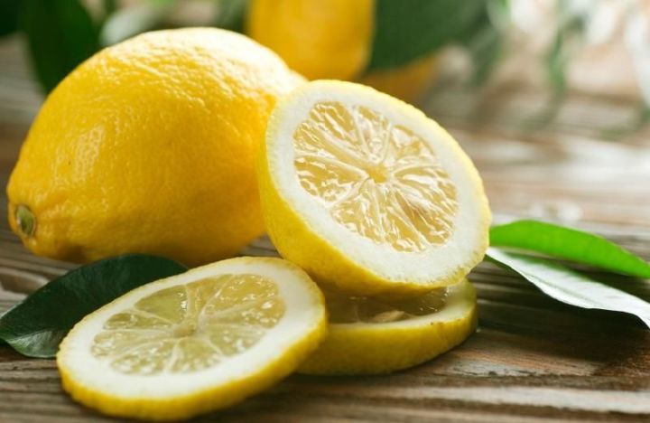 Врач рассказал о таящихся в лимоне опасностях для организма