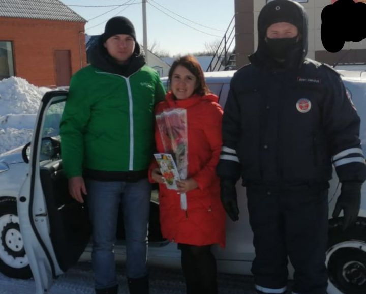 В Рыбно-Слободском районе женщин-водителей поздравили с 8 марта
