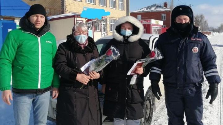В Рыбно-Слободском районе женщин-водителей поздравили с 8 марта