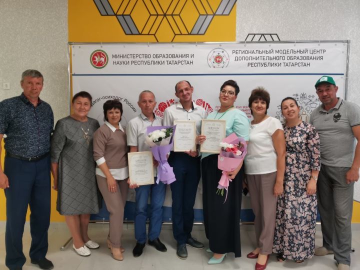 Поздравили Рыбно-Слободских педагогов