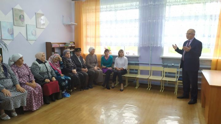 Ученики  Ново-Арышской средней  школы   выразили благодарность учителям-ветеранам.