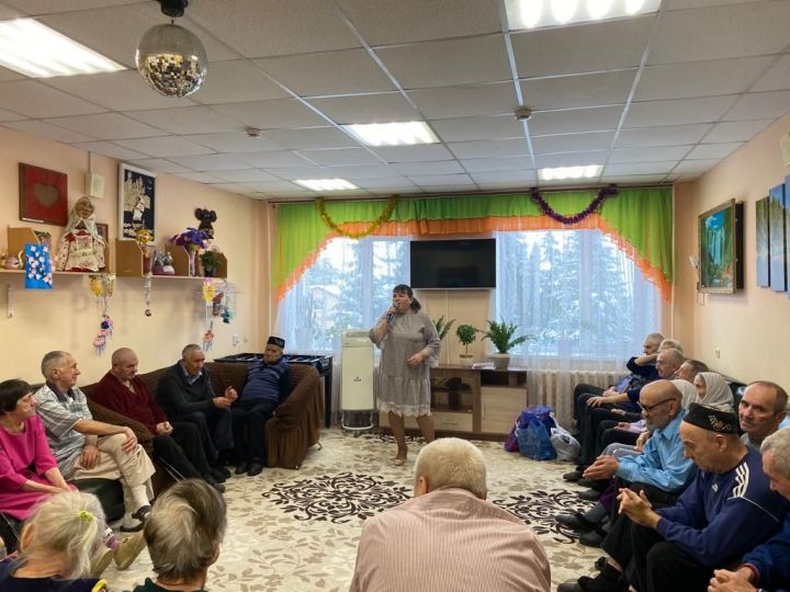 Работники культуры Рыбно-Слободского района порадовали пожилых людей концертом
