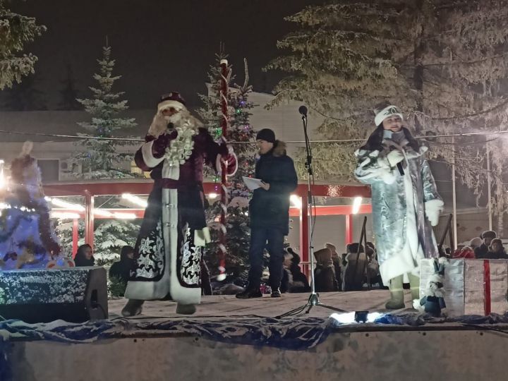 В Рыбно-Слободском районе зажглась главная новогодняя ель