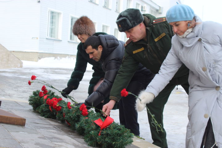 Рыбнослободцы возложили цветы  к мемориалу Памяти воинов-интернационалистов,