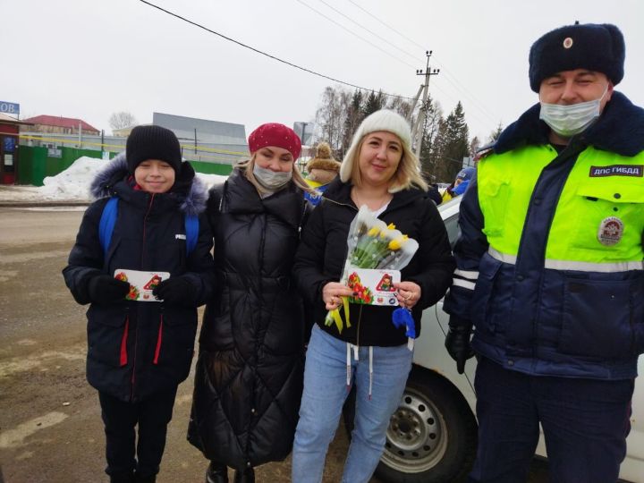 В Рыбно-Слободском районе прошла акция "Цветы для автоледи"