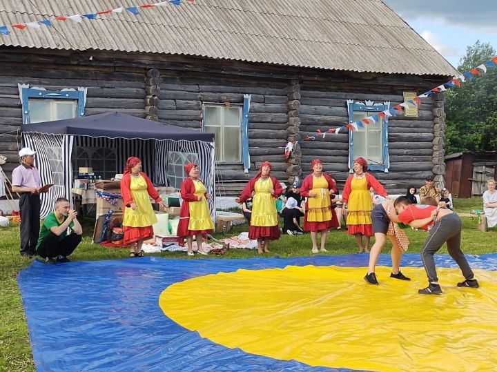 На празднике Сабантуй в Рыбно - Слободском районе по традиции прошла  татарская национальная борьба