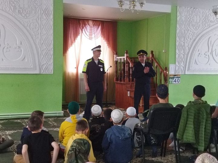 Сегодня сотрудники ГИБДД в Рыбно - Слободском районе провели с ребятами разъяснительную беседу об основах безопасного поведения на улицах