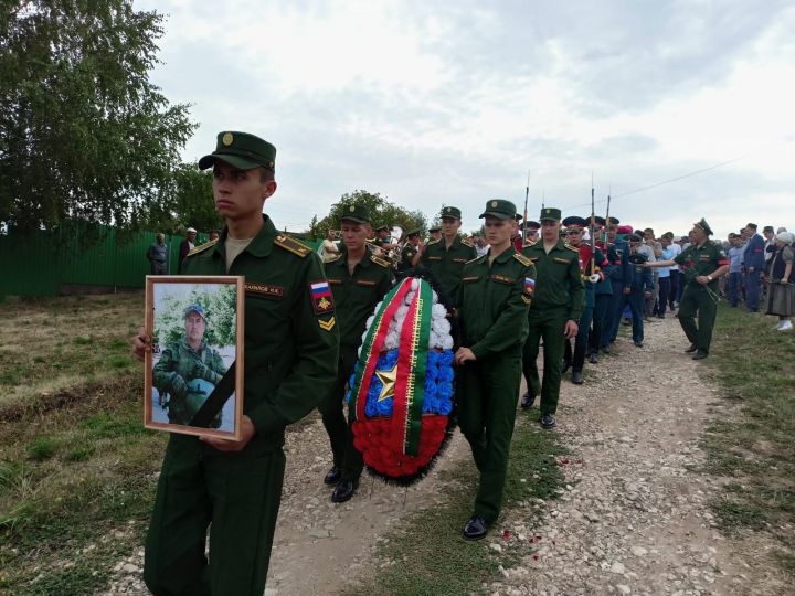 В Рыбно-Слободском районе простились с погибшим на Украине солдатом-контрактником