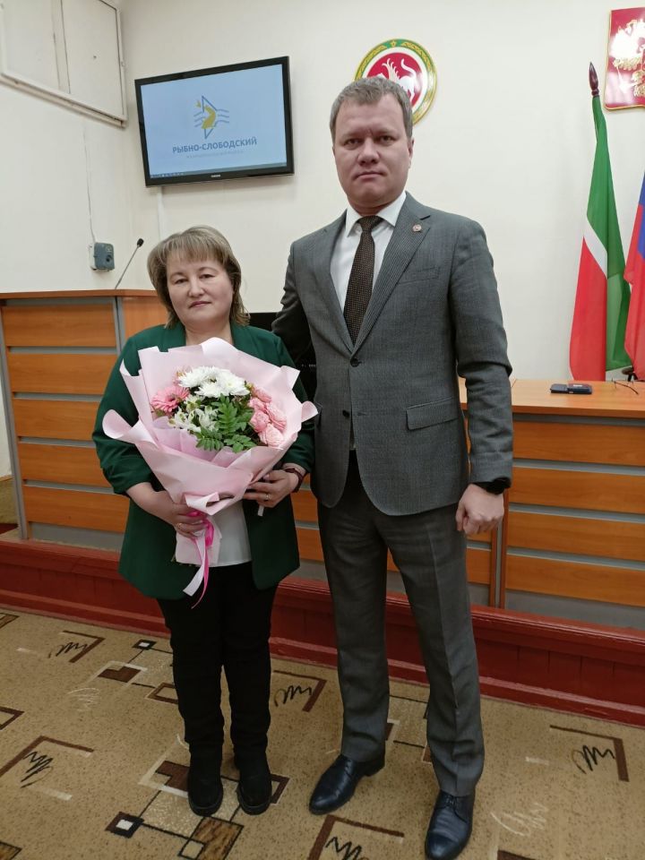 Радик Ислямов поздравил нового заместителя начальника ЖКХ Рыбно-Слободского района с днем рождения
