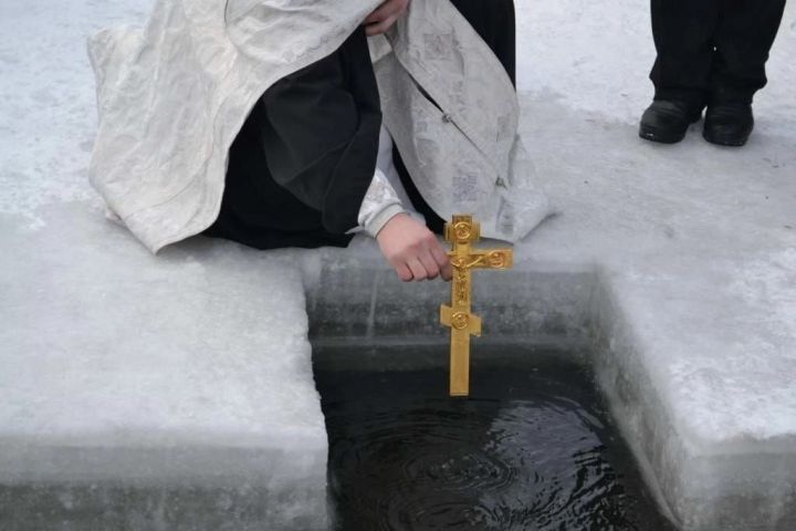 Татарстанцам напомнили как можно безопасно купаться в Крещение