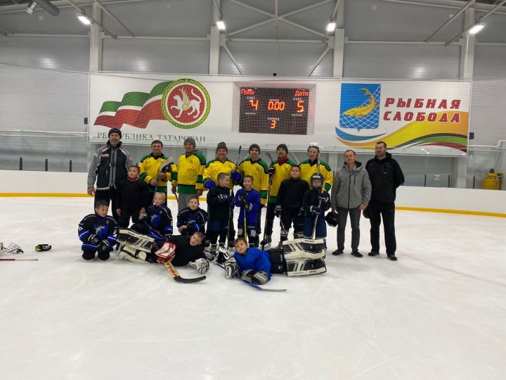 Юные хоккеисты Рыбно-Слободского района оригинально  поздравили своих отцов с праздником