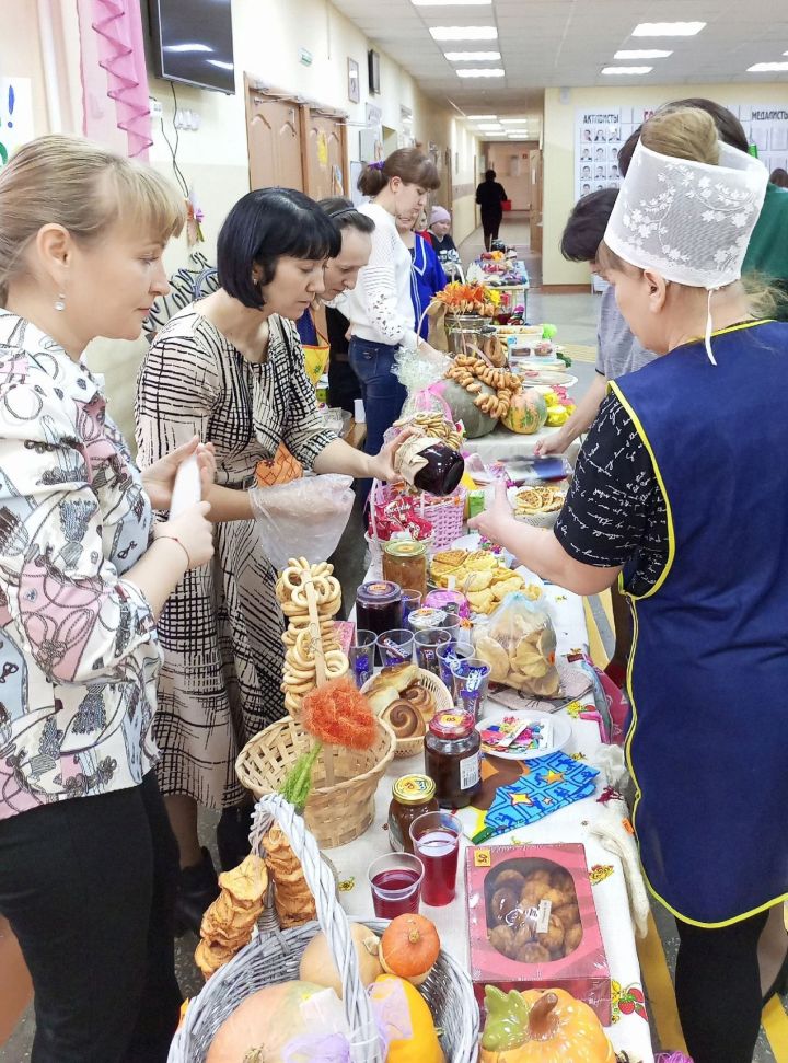 В Рыбно-Слободской школе №2  прошла осенняя ярмарка