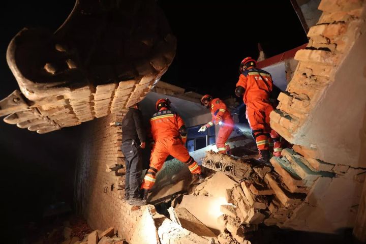 В Китае произошло сильное землетрясение, в результате которого погибли более 100 человек