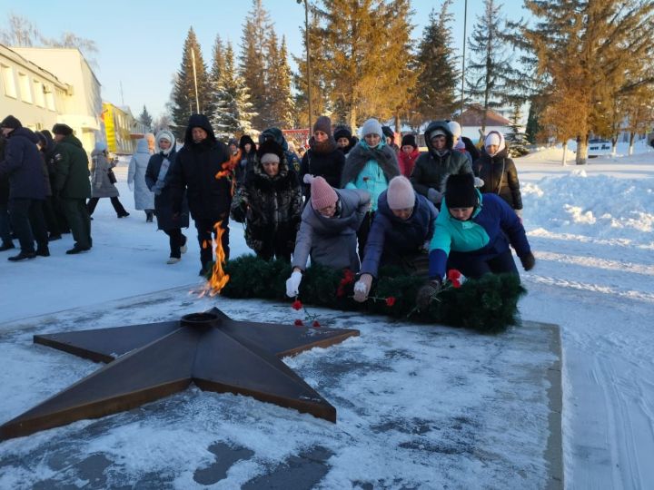 На центральной площади Рыбной Слободы состоялся митинг, посвященный Дню Героев Отечества