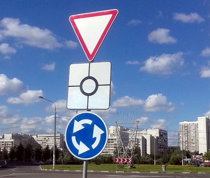 В России изменились правила проезда перекрестков с круговым движением