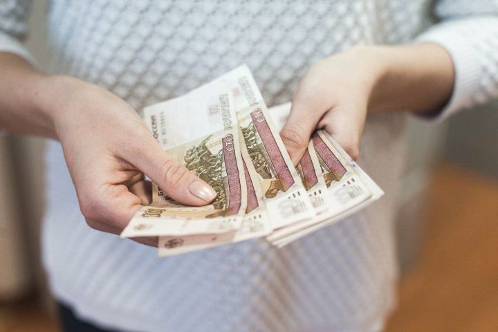 В Госдуме предложили повысить минимальную заработную плату для бюджетников