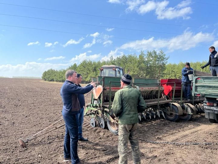 Глава района Радик Ислямов на местах ознакомился с ходом полевых работ